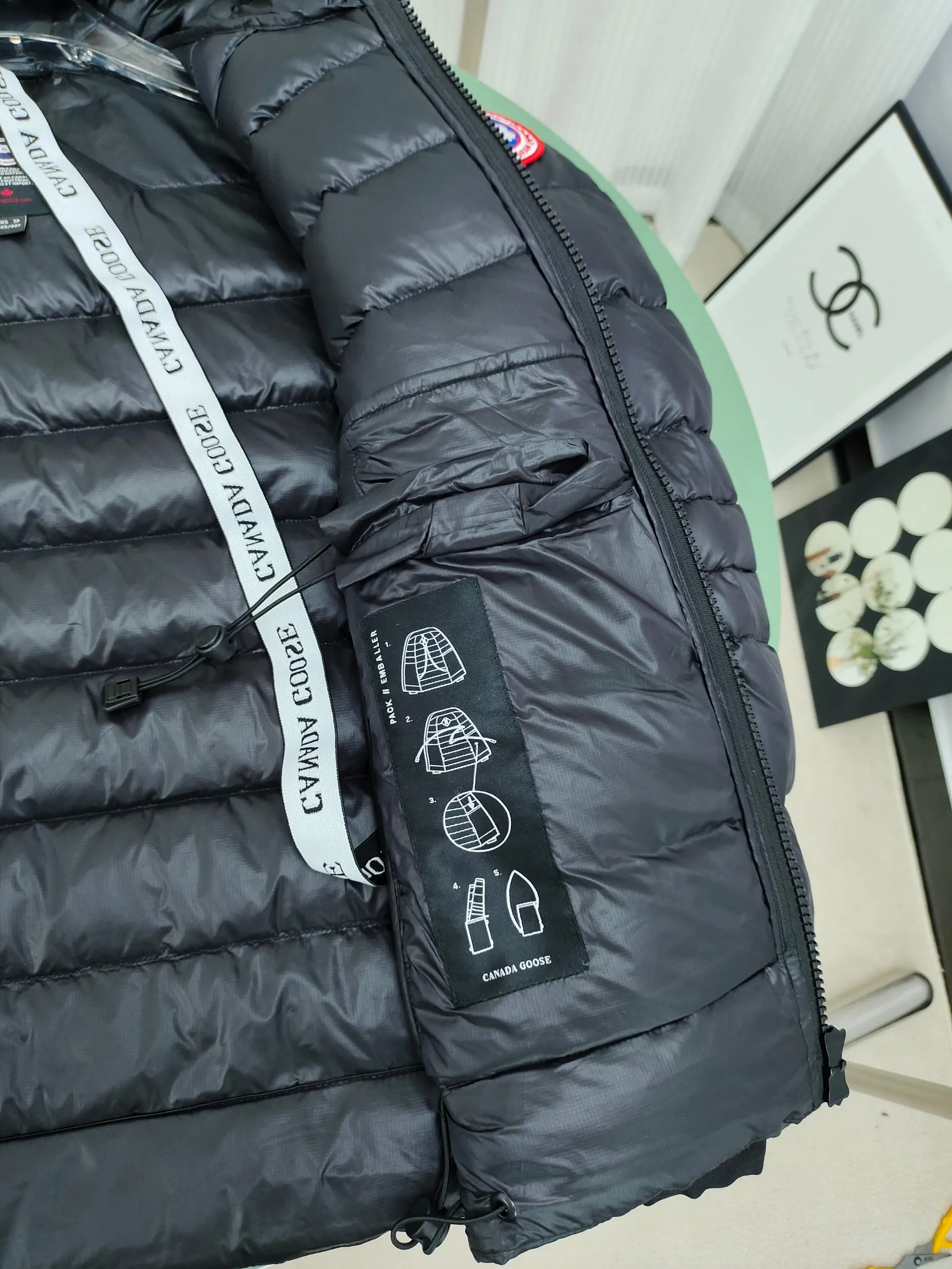 P860 ————2227MB model (high version) Canada goose Canada Goose Crofton hooded light down jacket, this is a down jacket suitable for late autumn and early winter: on cold and rainy mornings, it can be used as a layer of warmth inside the rainproof jacket, and can be worn alone in the late autumn and early winter with a little bit of coolness. Filled with white duck down. The Crofton Hooded Jacket is a versatile, lightweight and versatile piece that even packs itself in for easy transport. The inner layer has removable elastic straps, making the jacket easy to carry on the shoulder and hands-free. 2 zippered hand pockets with fleece fabric on the knuckle side for softness and warmth. Color: black with black label, black with red label, ocean blue, superoxide blue, silver birch red label, silver birch black label Size: XS-2XL